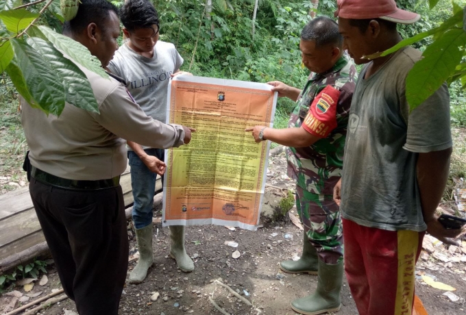 Babinsa Serka Cipto Wibowo Bersama Perangkat Desa Bersinergi Pasang Spanduk Stop Karhutla