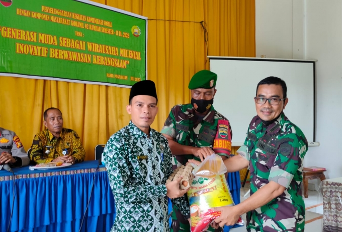 Laksanakan Komsos, Danramil 02 Rambah Kodim 0313/KPR Berikan Sembako 