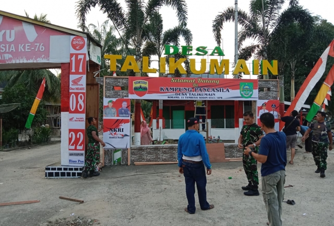 Babinsa Gotong Royong Mendirikan Spanduk Dikampung  Pancasila Desa Talikumain 