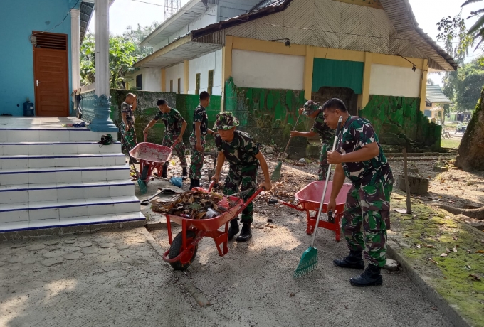 Anggota Koramil 06 Siak Hulu Gotong Royong Bersama Warga Sekitar