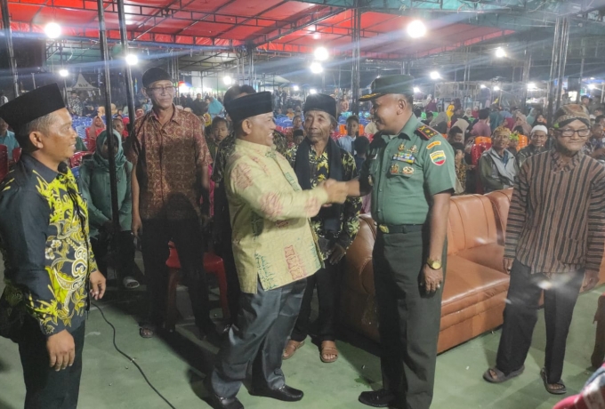 Danramil 01/Bkn Bersama Babinsa Nonton Wayang Kulit Semalam Suntuk Dalam Rangkah Memperingati HUT RI