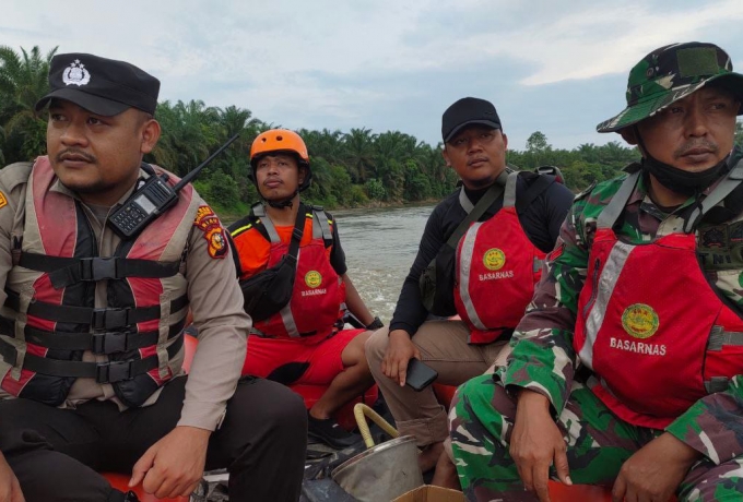 Hari Ketiga Babinsa Bersama Tim Gabungan Terus Lakukan Pencarian Korban Hanyut di Sungai Rokan