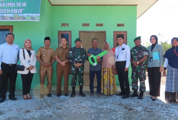 Bedah RTLH Selesai, Dandim 0313/Kpr Serahkan Kunci Secara Simbolis Kepada Warga Salo Timur