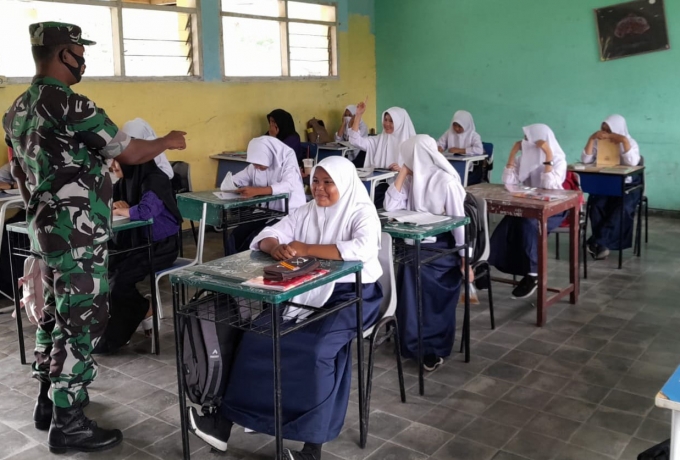 Tingkatkan Rasa Cinta Tanah Air, Babinsa Koramil 05/KK Berikan Bimbingan di Sekolah