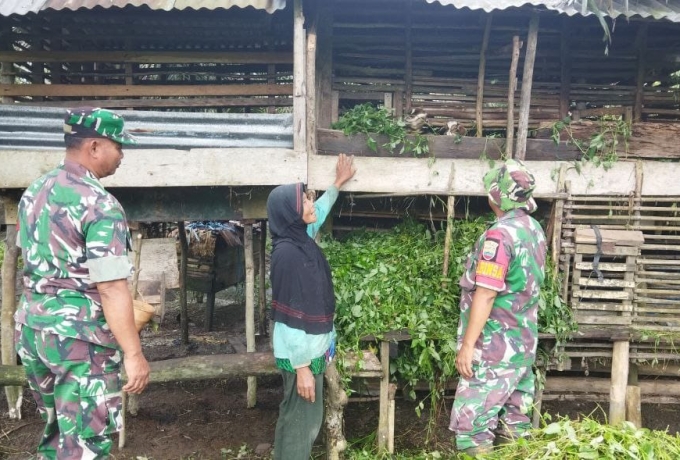 Babinsa Komsos Dengan Peternak Kambing di Desa Binaan