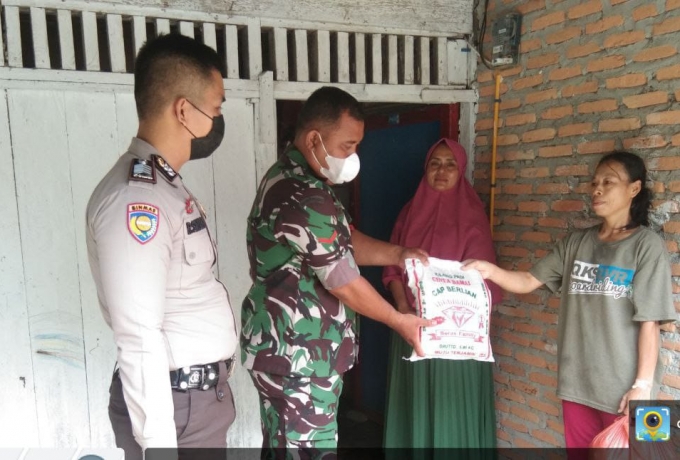 Sabtu Berbagi, Babinsa Koramil 16/Tapung Bersama Bhabinkamtibmas Bagikan Paket Sembako