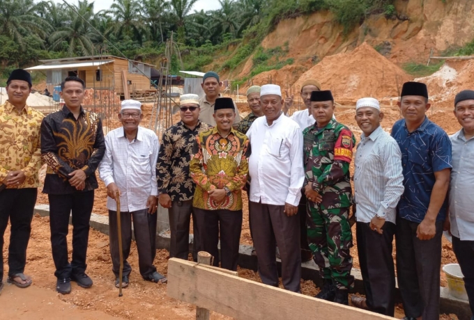 Babinsa Koramil 05/KK Sertu Nurhaidin, Hadiri Acara Peletakan Batu Pertama Pembangunan Mesjid 