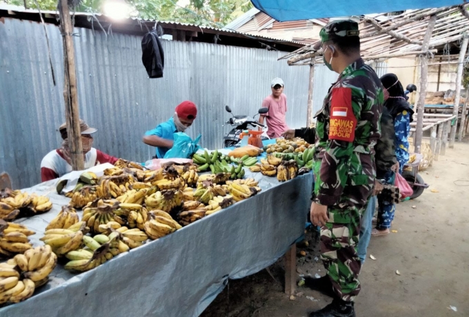 Babinsa Koramil 03/Bunut Pantau Harga Sembako di Pasar Jongkok Pasca Kenaikan BBM