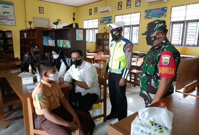 Tekan Penyebaran Covid 19, Babinsa Terus Dampingi Vaksinasi Warga