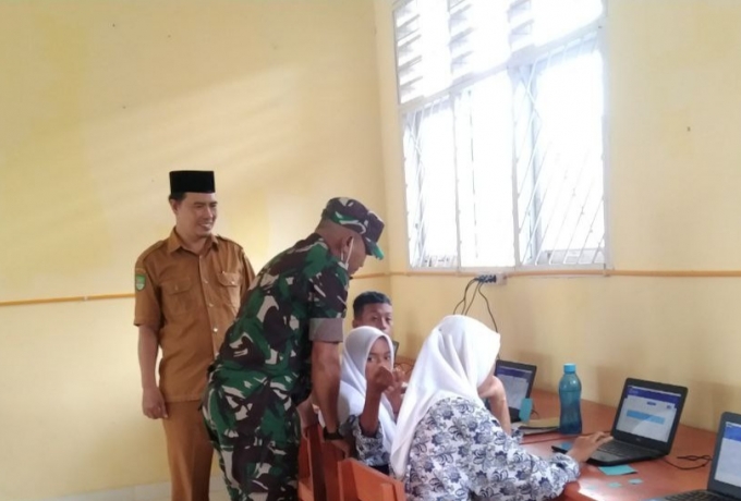 Babinsa Ikut Mengawasi Pelaksanaan ANBK di SMPN 4 