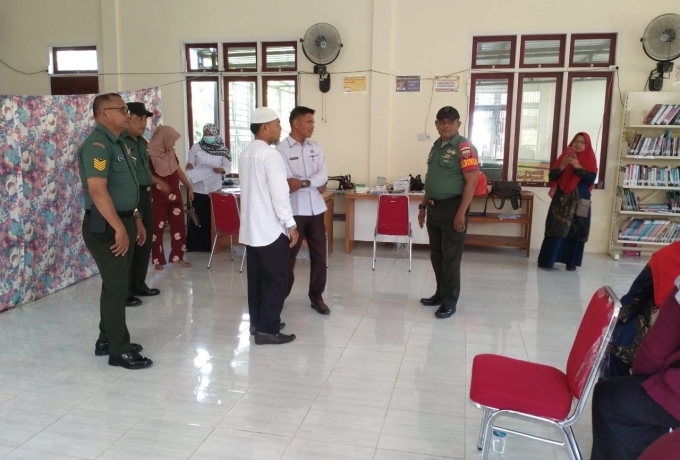 Sukseskan KB Kesehatan Di Kampung Pancasila, Babinsa Koramil 01/Bkn Dampingi Puskesmas Laboy Jaya