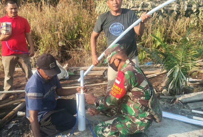 Babinsa Koramil 15/Kuala Kampar Bantu Masyarakat Buat Sumur Bor atasi kesulitan air bersih
