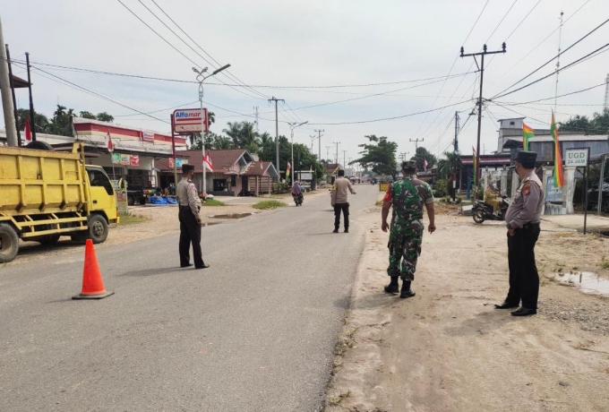 Ciptakan Tertib Berkendaraan, Polri bersama TNI Laksanakan Pengaturan Lalu Lintas