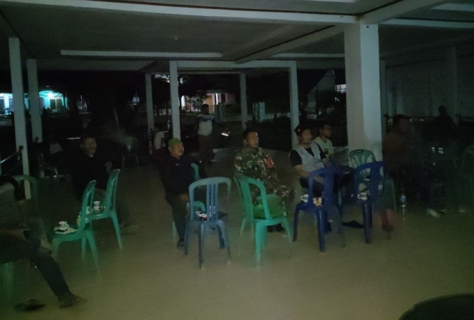 Tumbuhkan Nilai Pancasila, Anggota Koramil 08/Tandun Bersama Warga Nobar Film G30S/PKI         