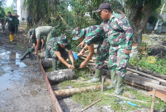 Satgas TMMD Ke- 115 Kodim 0313/KPR Semenisasi Jalan Menuju SDN 013 Teluk Meranti