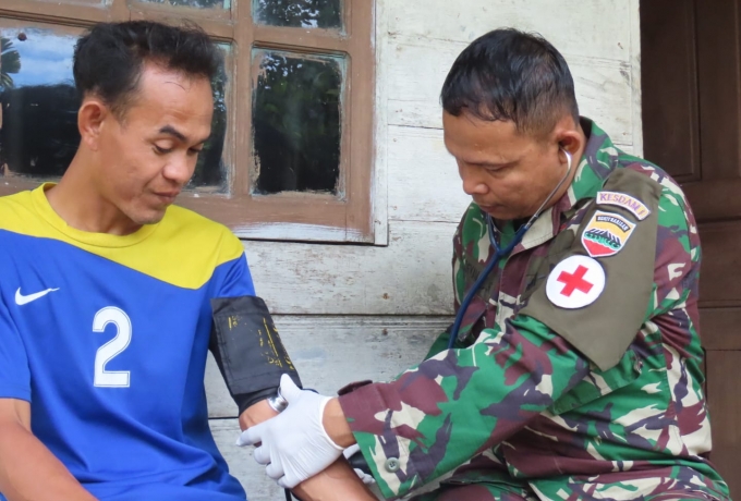 Tim Kesehatan TMMD Ke - 115 Kodim 0313/KPR Cek Rutin Kesehatan Warga di Sasaran TMMD