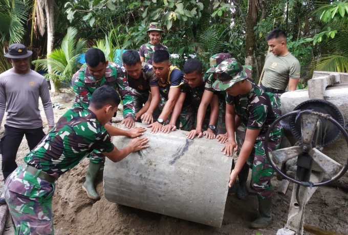 Kerja keras Satgas TMMD ke115 Lakukan Pemasangan Gorong -Gorong Di Sasaran III