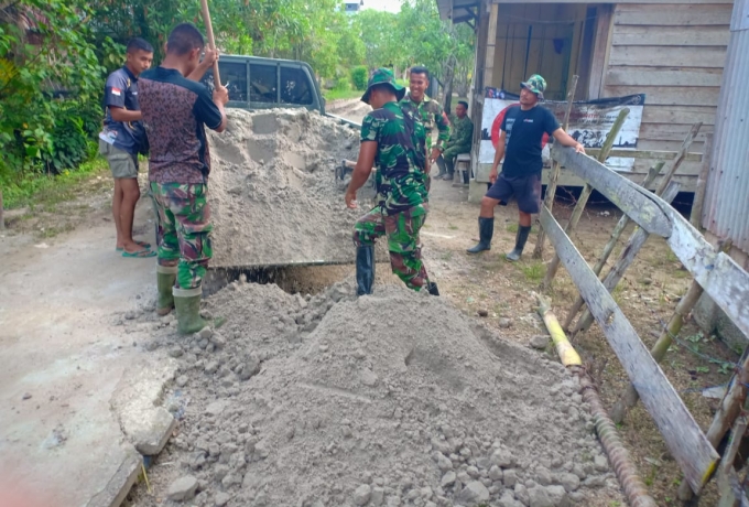 Datang Material Pasir, Dengan Sigap Satgas TMMD 115 Kodim 0313/KPR Posisikan Ke Lokasi