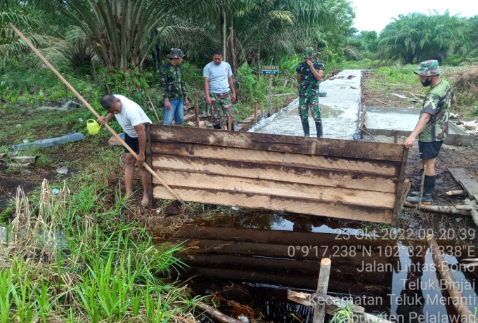 Satgas TMMD Reg Ke-115 Kodim 0313/KPR Pasang Mal Jembatan Beton