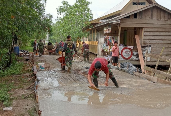 Berkat Kegigihan Satgas TMMD Ke-115 Kodim 0313/KPR, Semenisasi Jalan Sudah Menampakkan Hasil