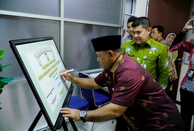 Sekda Kampar dan Sekretaris Deputi Bidang Risat Launching Ruang Pojok Inovasi Berbasis Aplikasi