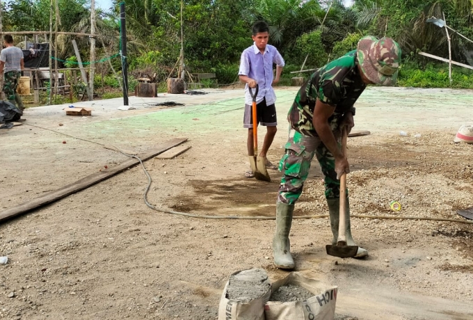 Pengecoran Lapangan Volly Usai, Satgas TMMD Ke- 115 Kodim 0313/KPR Bersihkan Sisa Material  