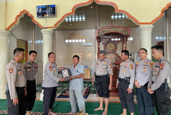 Polri Berbagi, Sat Samapta Polres Siak Berikan Bantuan Al Qur'an 