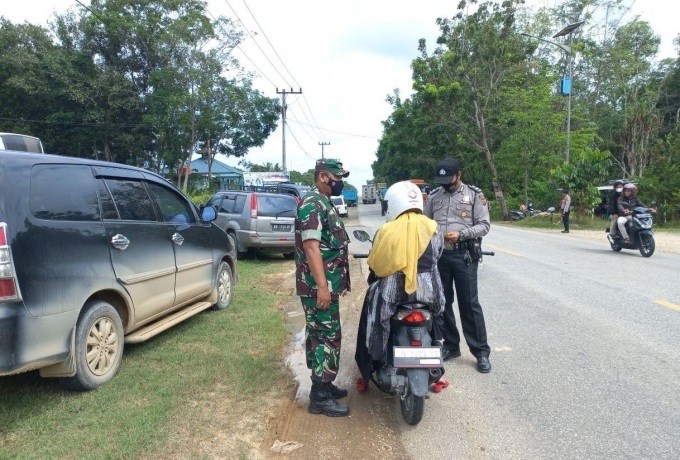 Personel Gabungan TNI Polri Bersama sama Laksanakan Operasi Vaksin