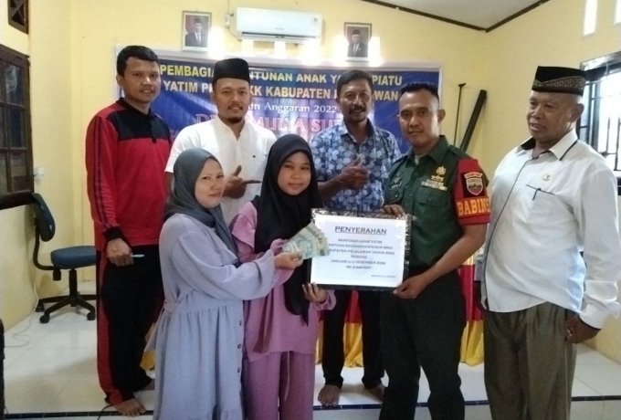 Sertu Sugeng Siswadji Melaksanakan Pendampingan Pembagian Santunan Untuk Anak Yatim Piatu