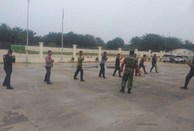 Babinsa Koramil 11/Tambusai Berikan Pelatihan Beladiri Kepada Sekuriti