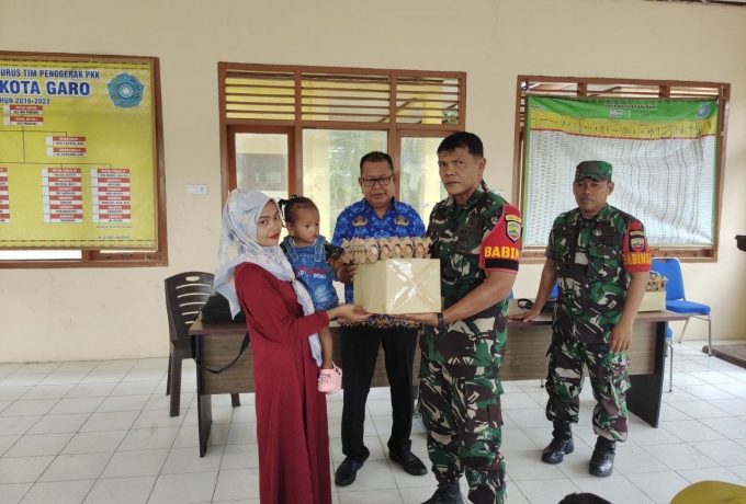 Melalui Babinsa Koramil 16/Tapung, Dandim 0313/Kampar Berikan Bantuan Kepada Anak Kurang Gizi