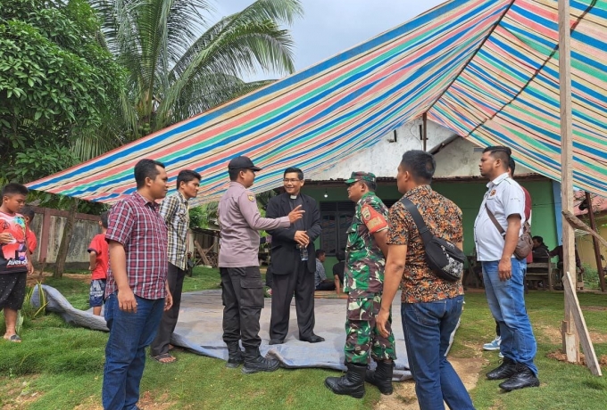 Babinsa Bersama Bhabinkamtibmas Kunjungi Warga yang Diduga Tewas Tertembak Senapan Angin Sendiri
