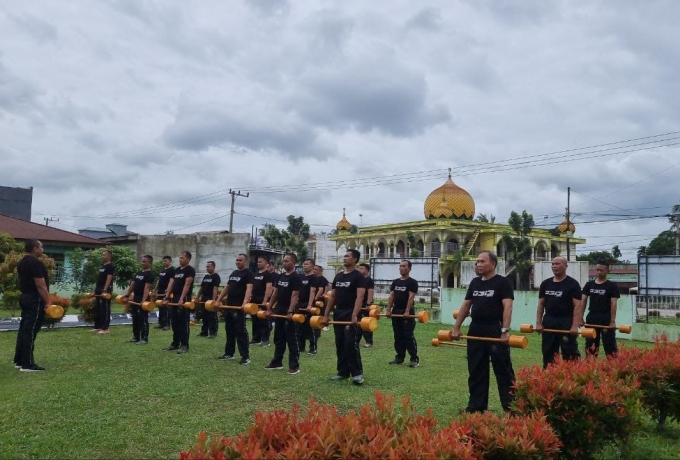 Bati Tuud Koramil 04 / Pkl Kuras Pimpin Langsung Senam Barbel