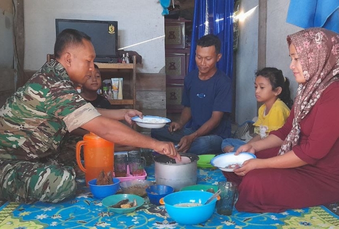 Babinsa Masuk Dapur Bentuk Kepedulian TNI 