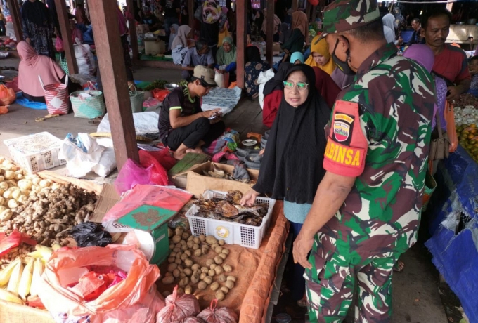 Akhir Bulan Januari 2023, Babinsa Cek Harga Dan Ketersediaan Sembako Di Pasar Tradisional