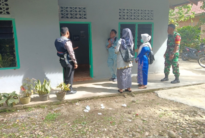 Babinsa Gantng Damai Dampingi Petugas Medis Tracing Warga Kontak Erat Pasien Covid 19