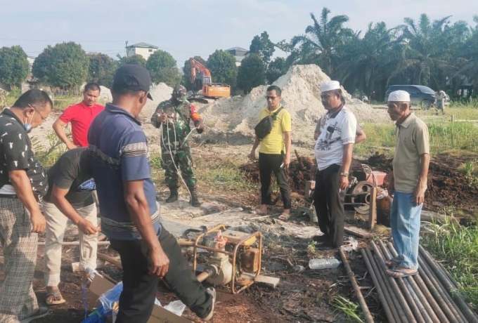 Babinsa Koramil 15/Kuala Kampar Bantu Masyarakat Buat Sumur Bor atasi kesulitan air bersih