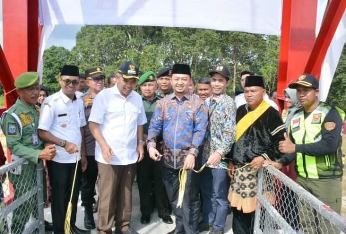 Resmikan Jembatan Gantung Duo Suku, Kamsol Berharap Masyarakat Menjaga Dengan Baik