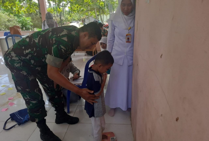 Bentuk Kepedulian Kesehatan Balita, Babinsa Koramil 16/Tapung Dampingi Bidan Desa Laksanakan Posyand
