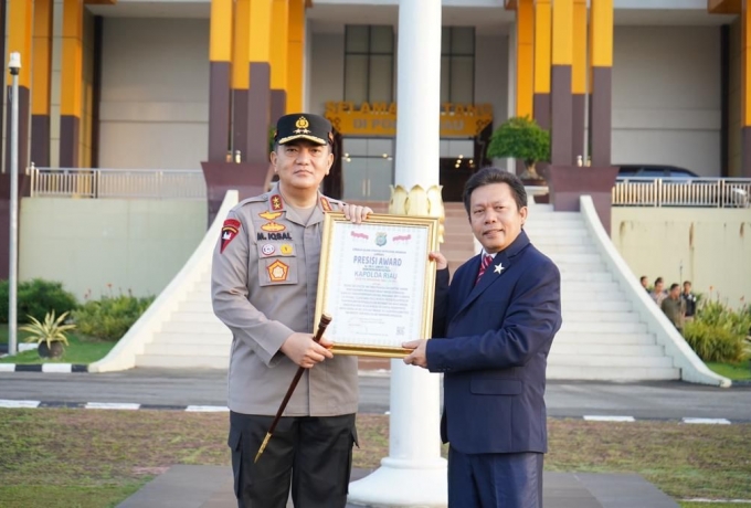 Kapolda Riau Terima 2 Penghargaan PRESISI AWARD dari LEMPKAPI