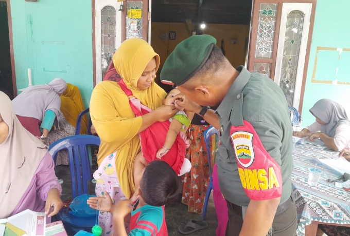 Peduli Kesehatan Balita, Babinsa Berikan Vitamin A