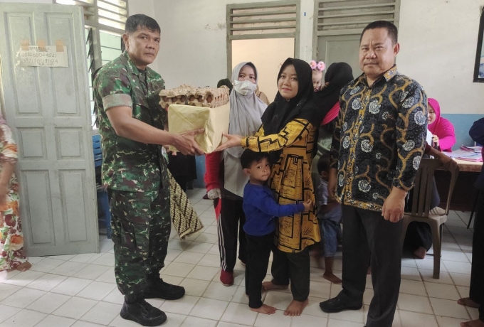 Cegah Stunting, Babinsa Koramil 16/Tapung Serahkan Bantuan Sembako Dandim 0313/Kpr