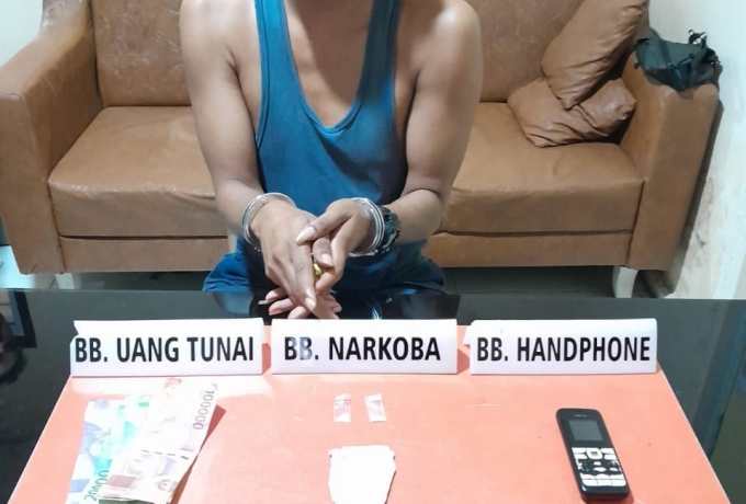 Pelaku Narkoba Ditangkap saat Duduk di Warung Warga