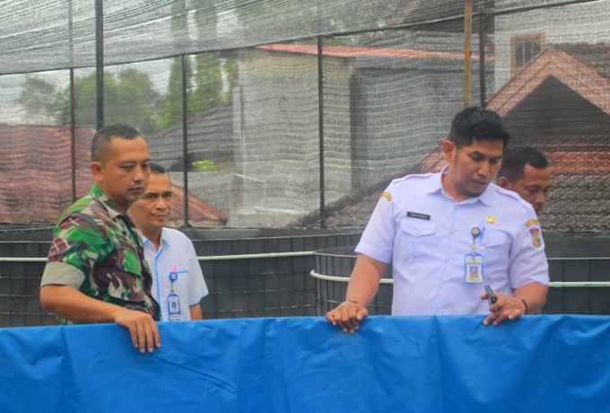 Kodim 0313/KPR Gandeng Dinas Perikanan Kabupaten Kampar Dalam Pembuatan Kolam Bioflok