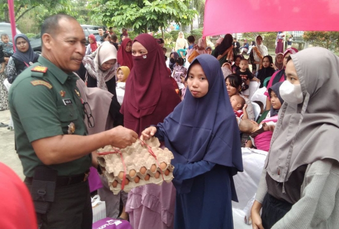 Kapten Arm Alza Septendi Danramil 16/Tapung Dampingi Sekda Bagikan Bantuan Keluarga Stunting