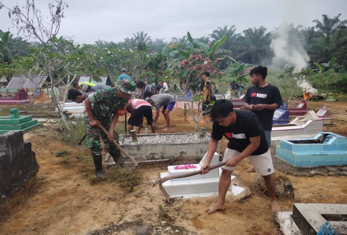 Kebersamaan Jelang Bulan Ramadhan, Babinsa Koramil 16/Tapung Bersama Warga Bersihkan Pemakaman 