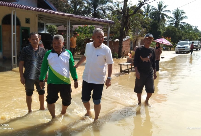 Pj Bupati Kamsol Tinjau Warga Teluk Paman Timur Yang terdampak Luapan Sungai Setingkai