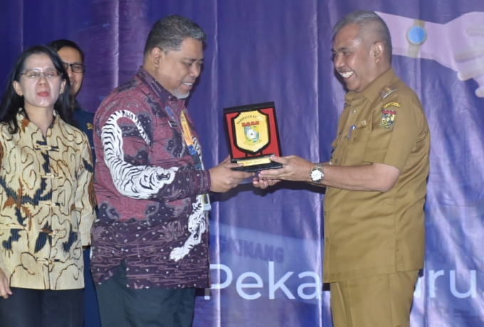 Dapat Apresiasi Wajib Pajak, Pj Bupati Kampar Himbau Masyarakat Untuk Taat Pajak