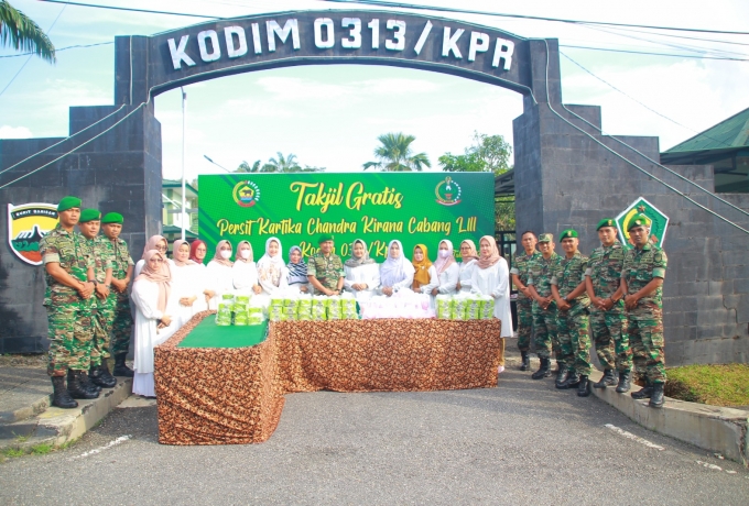 Persit Kartika Chandra Kirana Cab LIII Kodim 0313/KPR Berbagi Takjil berbuka Puasa Kepada Masyarakat