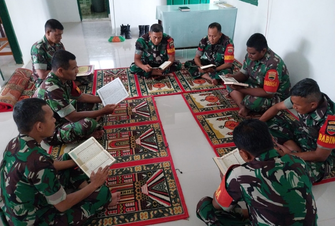 Bulan Ramadhan, Personil Koramil 09/Langgam Intensifkan Tadarusan dan Sholawatan